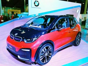 В Украине представили заряженный электрический хэтчбек BMW i3s