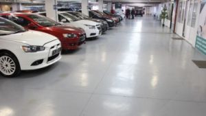 В российских салонах стремительно растут цены на автомобили