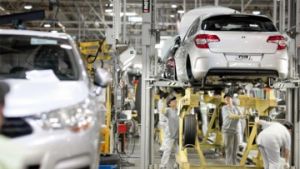 Автомобильный исход: Peugeot-Citroen и Mitsubishi остановят производство в России