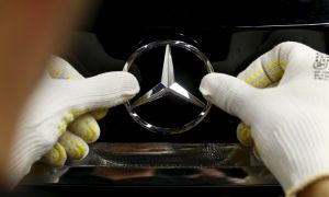 Mercedes-Benz заменяет роботов людьми на сборочном конвейере