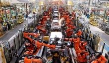 Mercedes принял решение вернуть на конвейер человеческий труд