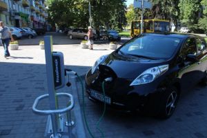 В Днепре поставили первую бесплатную заправку для электромобилей