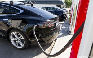Илон Маск решил перевести все зарядные станции Tesla на "зеленую энергию"