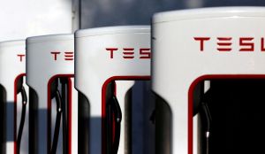 Tesla проведет испытания беспилотной грузовика в пустыне Невады