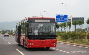 Передаем за проезд. В Китае проходит испытания беспилотный электрический автобус