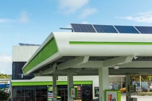 В Киеве открылась заправка с солнечными батареями