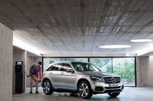 Mercedes показал прототип GLC F-Cell, гибрида с водородной технологией