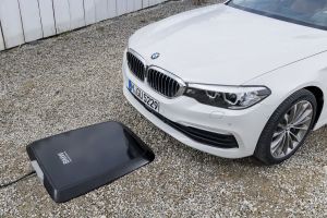 BMW создала беспроводную зарядку для электромобилей
