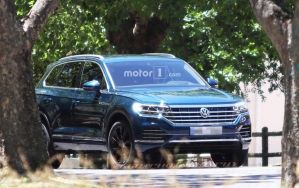 Новое поколение Volkswagen Touareg вывели на дороги без камуфляжа