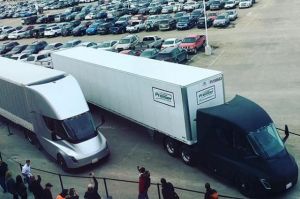 Електрогрузовики Tesla Semi зробили перший рейс