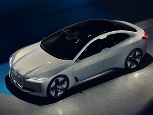 BMW i4 зможе проїхати до 700 км на одному заряді