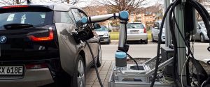 Создан универсальный робот для зарядки электромобилей