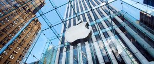 Apple запатентувала роборуку для дозаправки електромобілів в русі