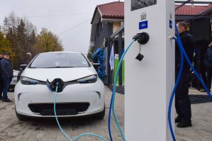 В Ужгороді відкрили перший на Закарпатті салон електрокарів