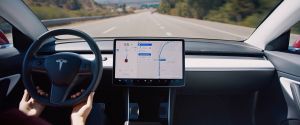 Tesla вчить автопілот розпізнавати сигнали світлофорів і орієнтуватися на розв'язках