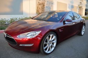 Камін і звук вихлопу: Tesla оновила ПО для електромобілів і вбудувала в нього секретний режим