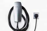 Tesla випустила зарядку для авто, яку можна брати з собою