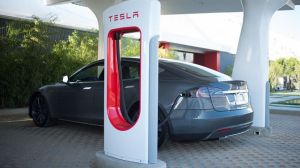 Электрокары Tesla начнут заряжаться на четверть быстрее