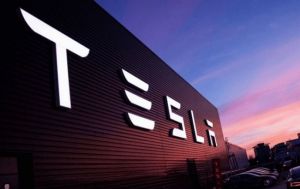 Tesla готовится нарастить объемы производства электромобилей - Bloomberg