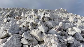 Добыча лития для аккумуляторов электромобилей в настоящее время превышает спрос