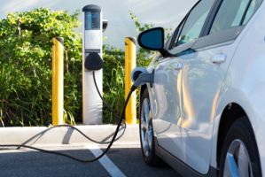 How many electric cars in Ukraine account for one charging station