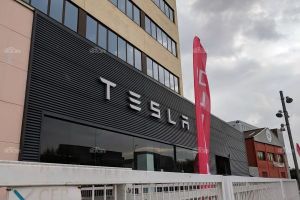 Новые аккумуляторные батареи и зарядный порт: Tesla готовит обновления для Model X/S