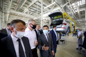 Президент Украины Владимир Зеленский в рамках визита на завод «Еврокар» поручил разработать стратегию автомобильной промышленности Украины